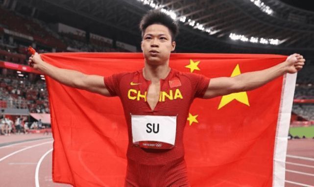 夫人在她20多岁的撕网袜